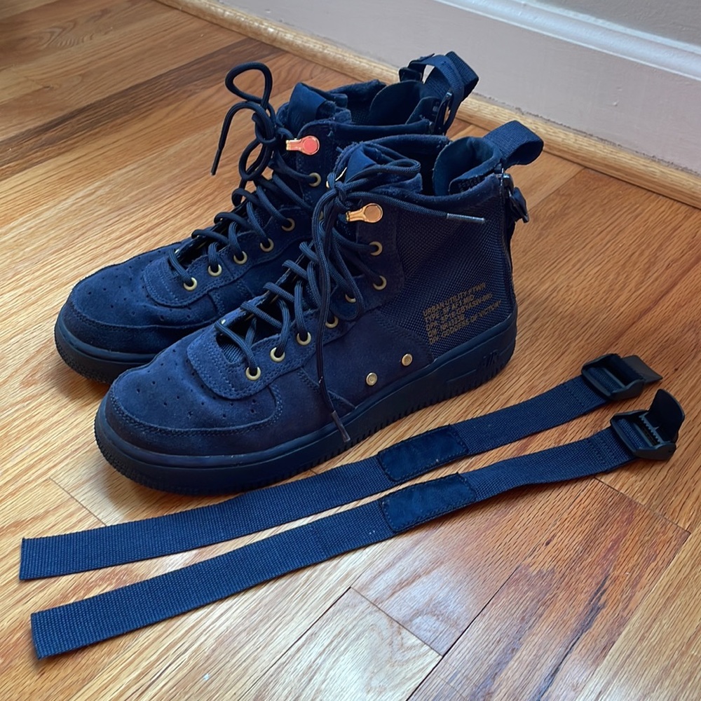 Nike Women’s Air Force One sneakers in 6Y (24 cm) Great Condition